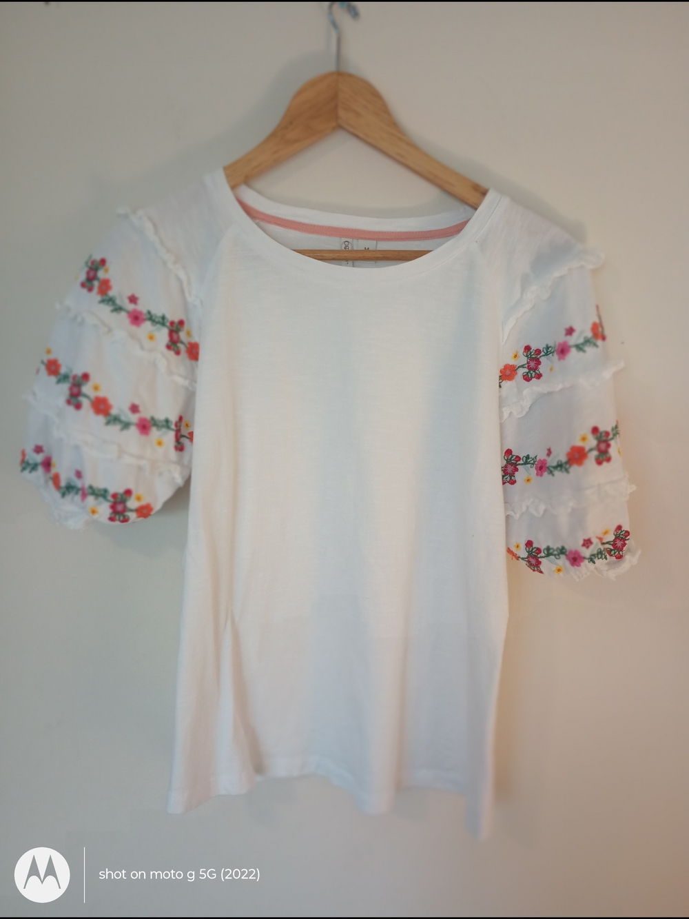Cato White Puff Sleeve Tee with Floral Embroidery Size M